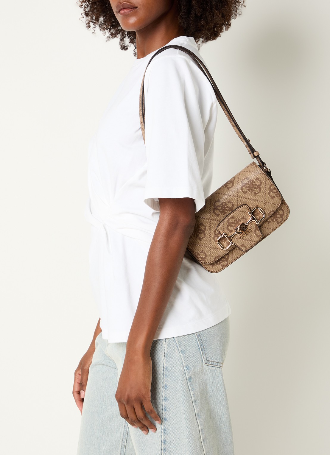 GUESS Janie Logo crossbodytas met verstelbare schouderriem  - voorkant 3 zand
