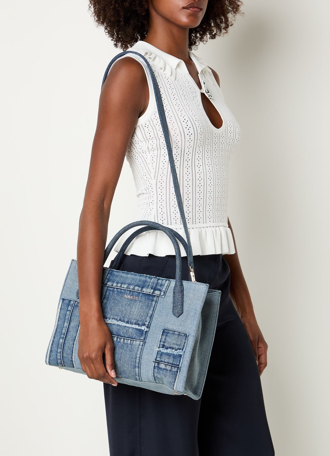 GUESS Jodi handtas van denim met afneembare schouderriem - voorkant 6 indigo