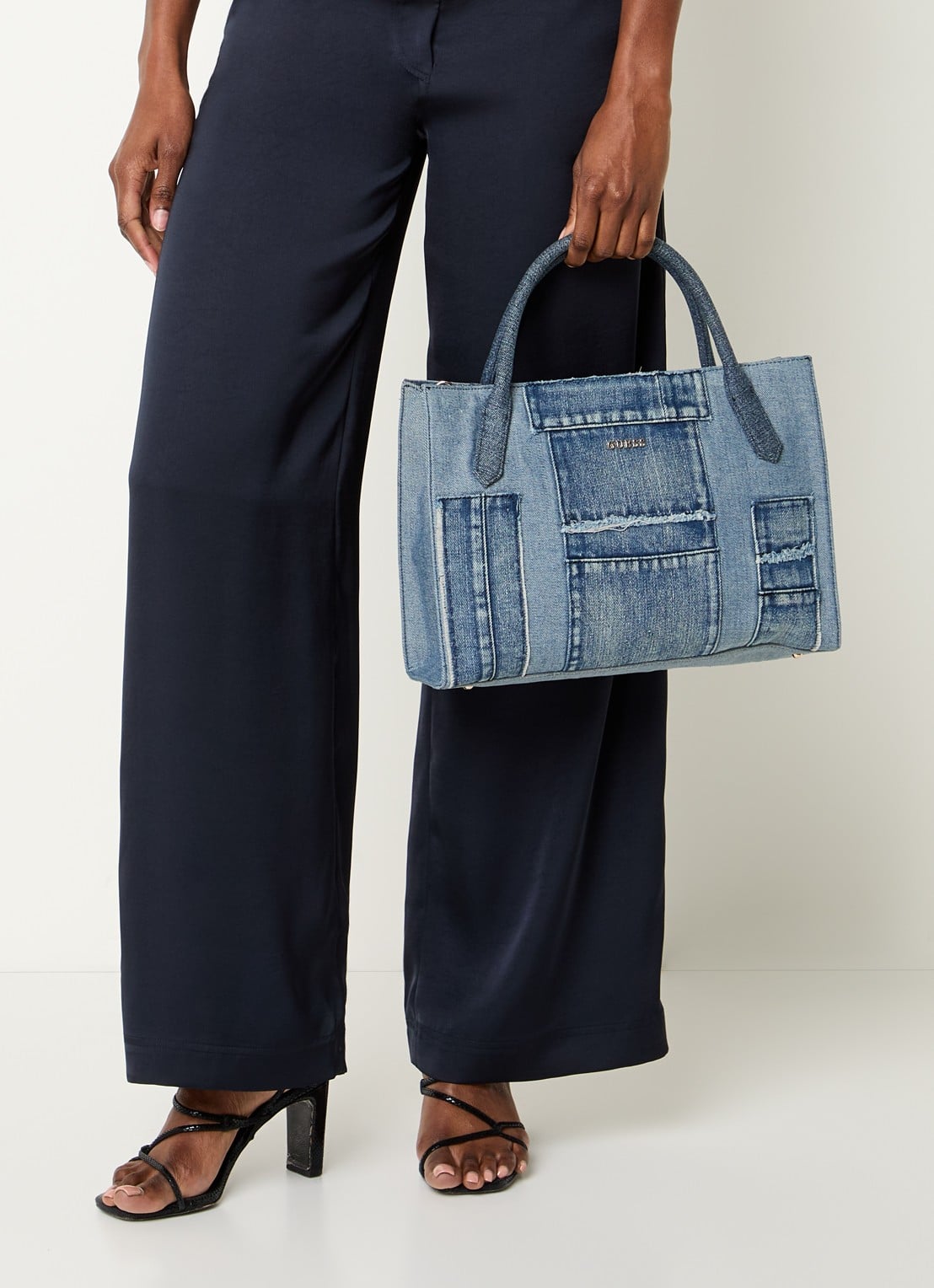 GUESS Jodi handtas van denim met afneembare schouderriem - voorkant 7 indigo