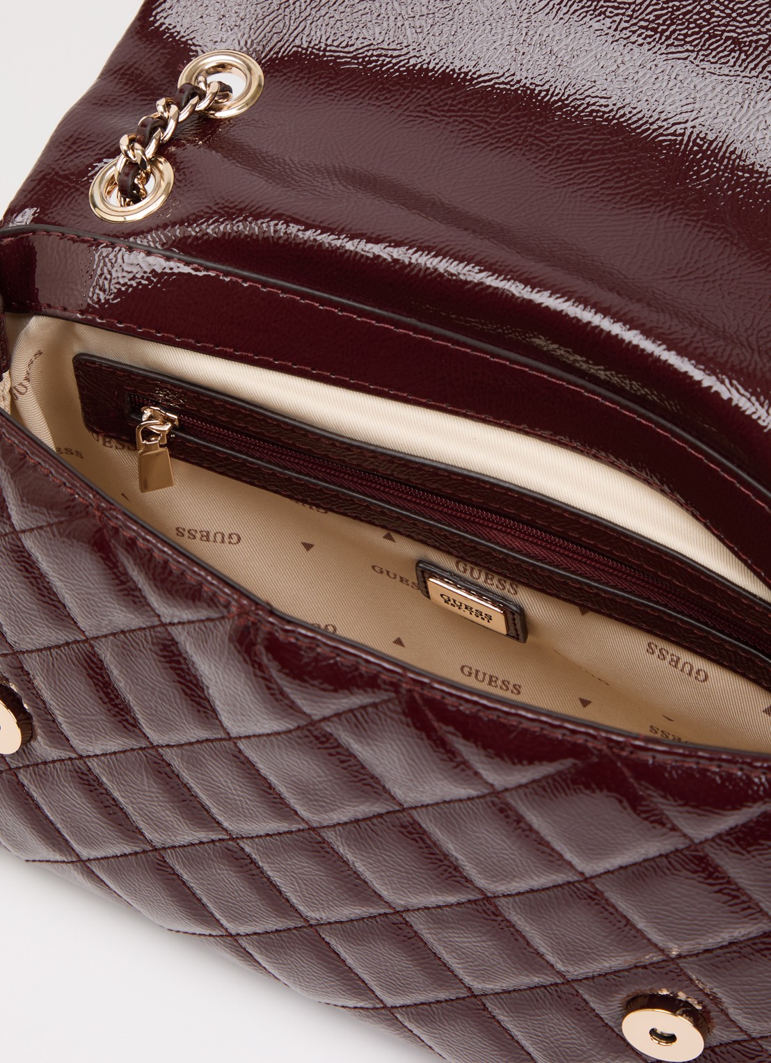 GUESS Juliet crossbodytas met quilt patroon - detail 3 bordeauxrood