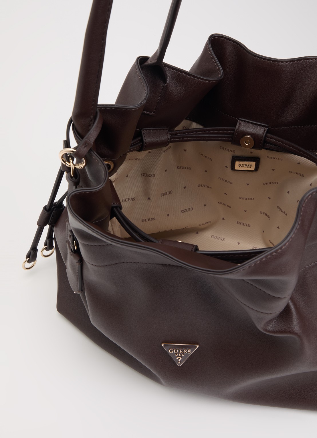 GUESS Karima schoudertas met logo - detail donkerbruin
