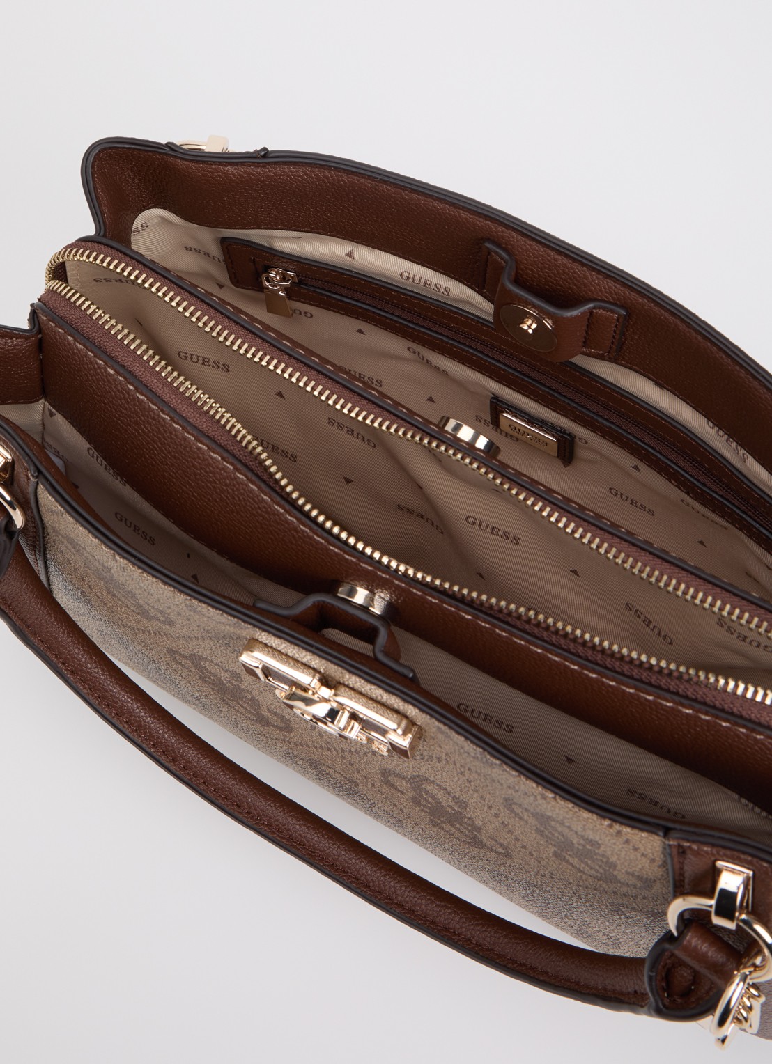 GUESS Karnilla Logo schoudertas met logo en afneembare schouderriem  - detail bruin