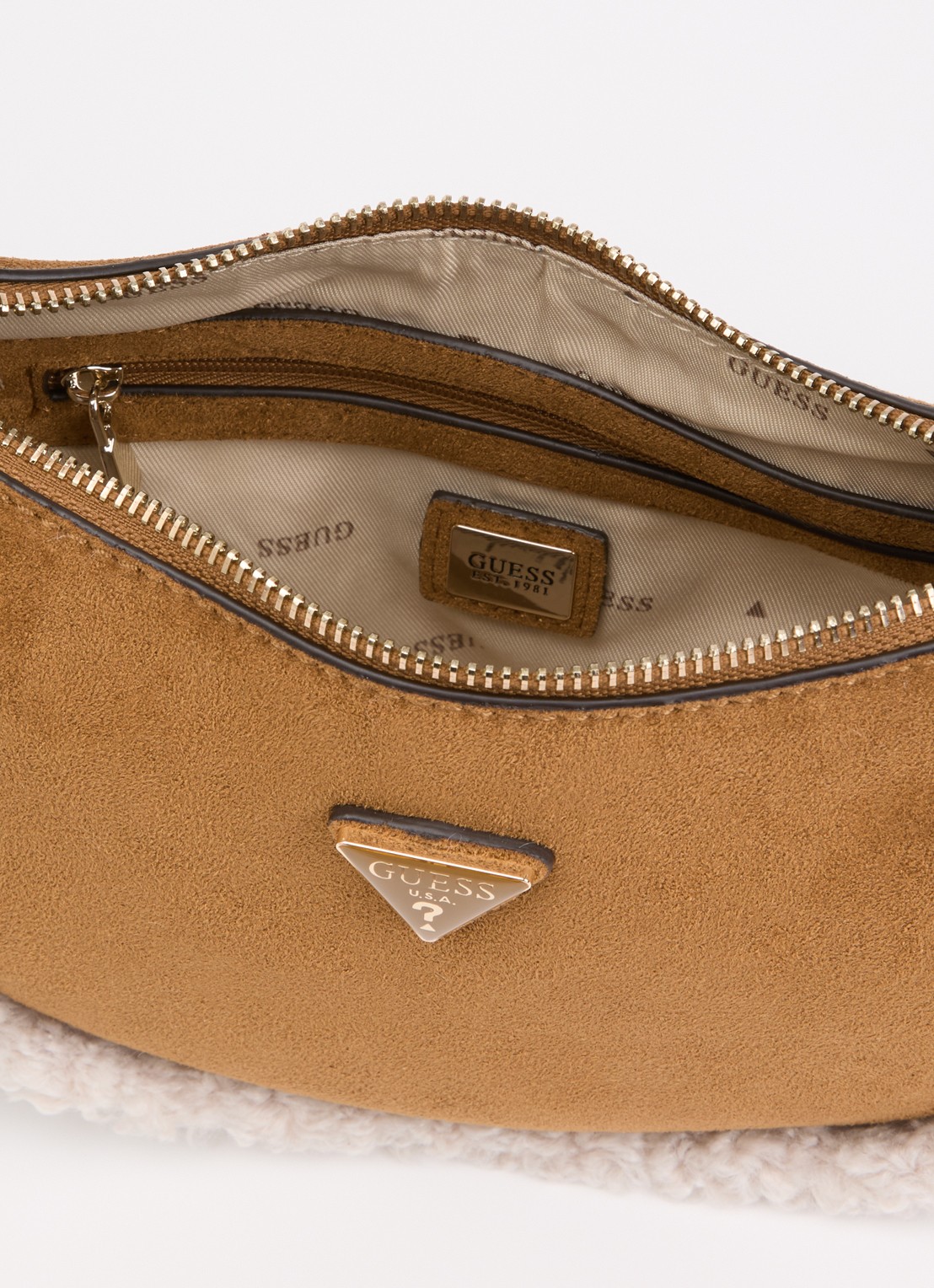 GUESS Katie schoudertas met afneembare schouderriem - detail cognac