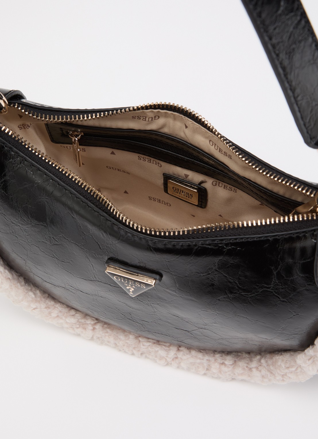 GUESS Katie schoudertas met glanzende finish en afneembare schouderriem - detail 3 zwart