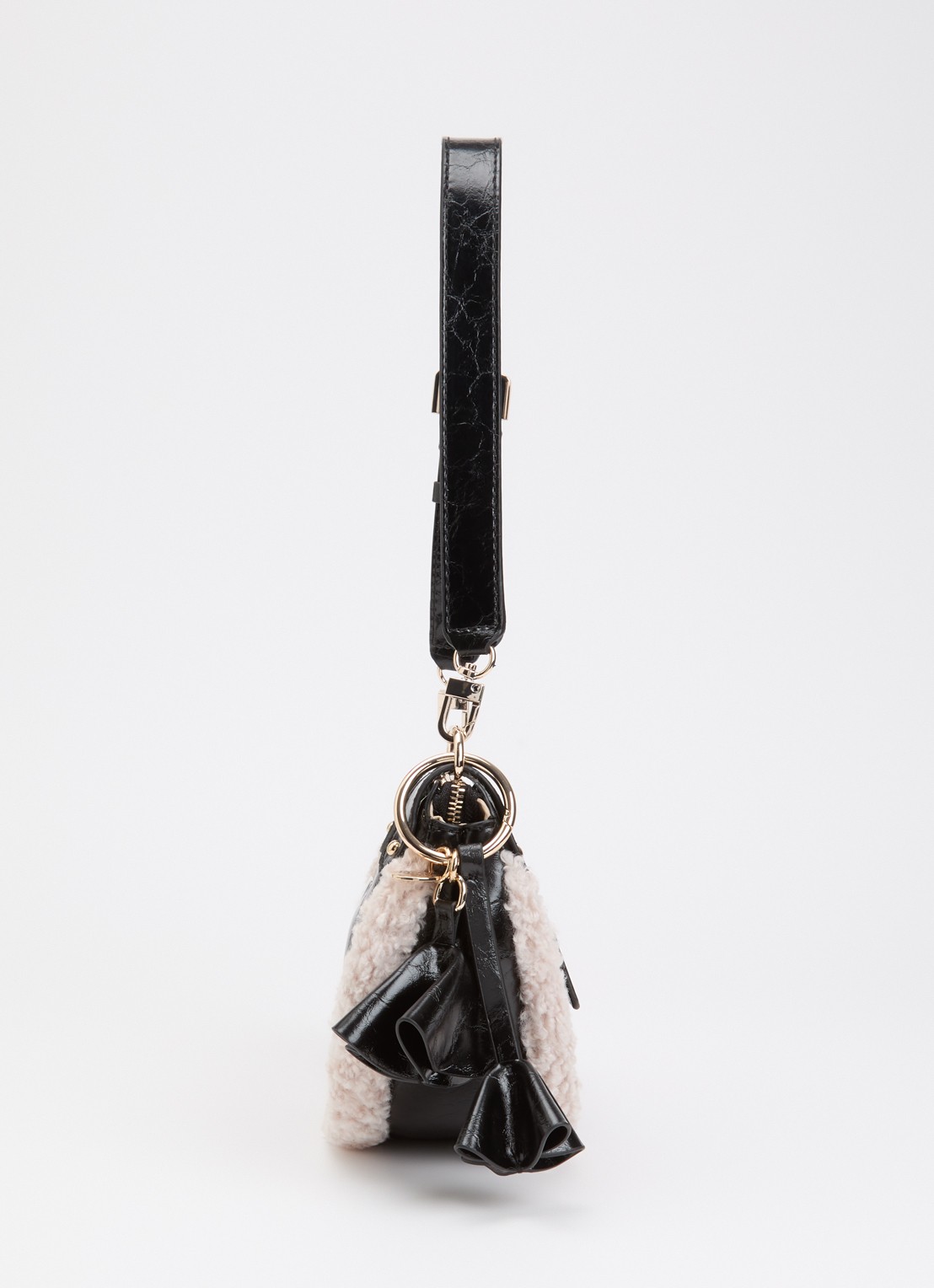 GUESS Katie schoudertas met glanzende finish en afneembare schouderriem - detail 4 zwart