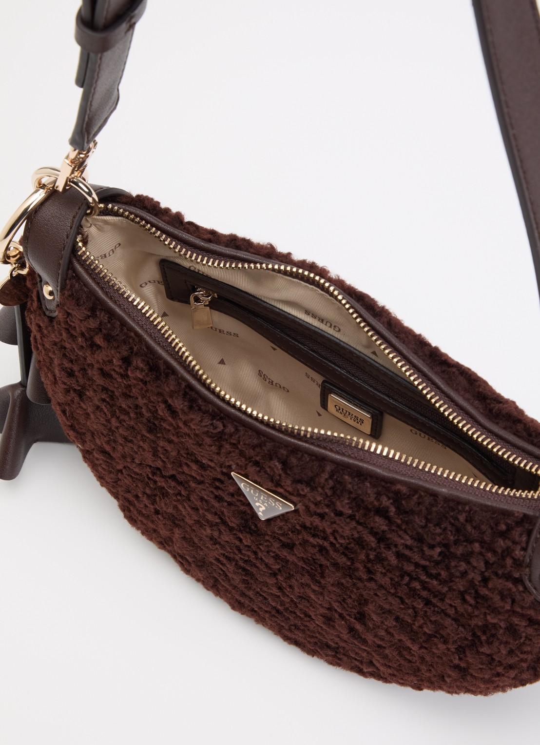 GUESS Katie schoudertas van teddy met afneembare schouderriem - detail 3 donkerbruin