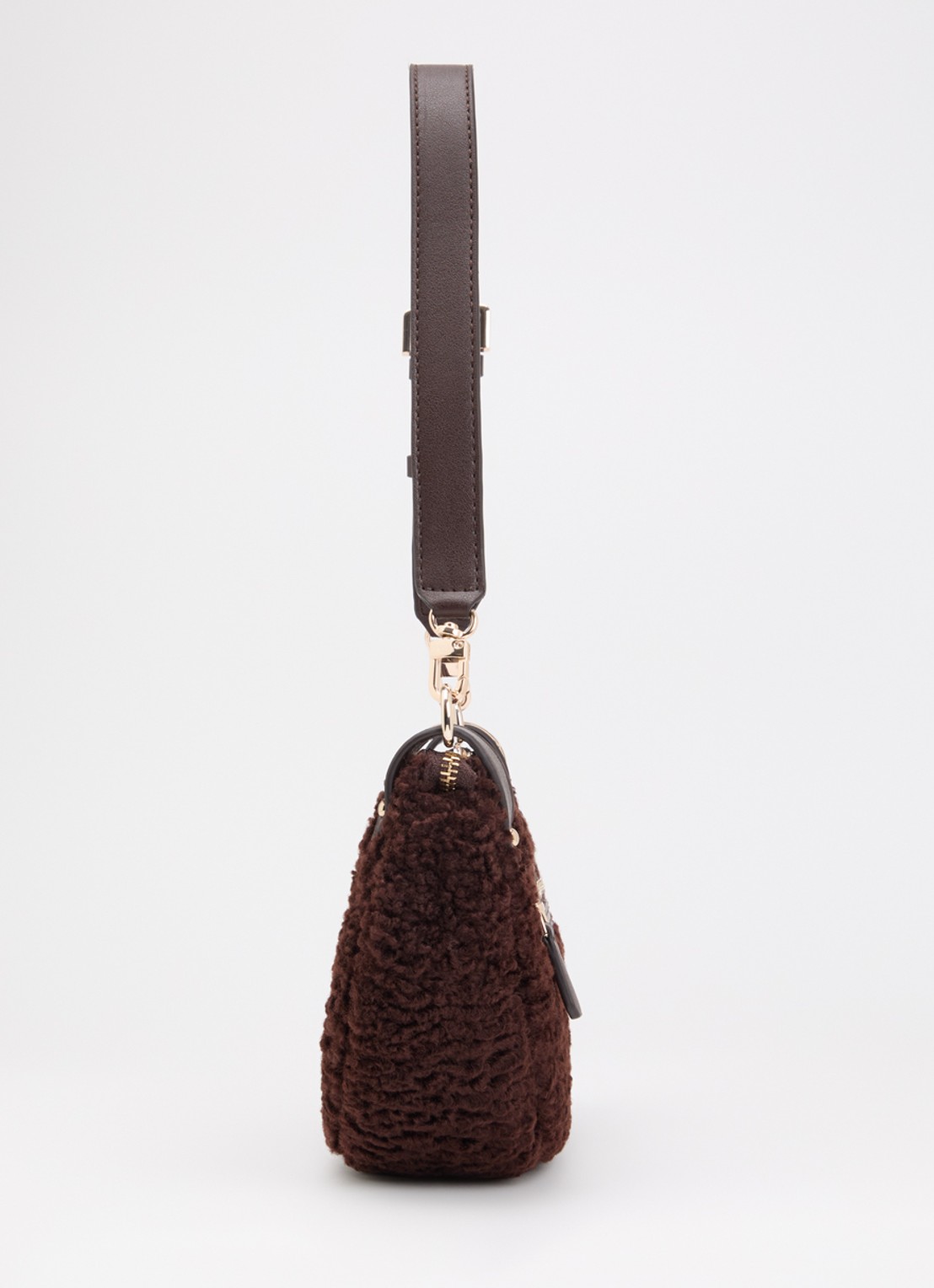GUESS Katie schoudertas van teddy met afneembare schouderriem - detail 4 donkerbruin