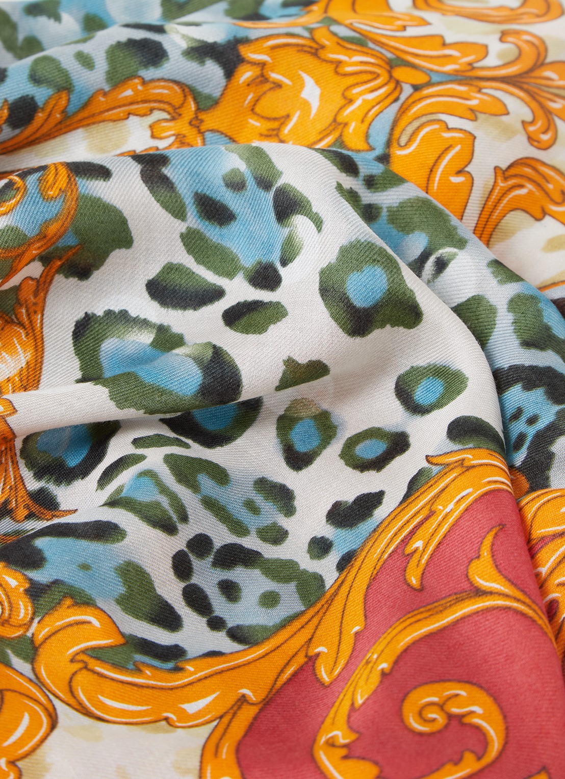 GUESS Kefiah sjaal met print 130 x 130 cm  - detail rood