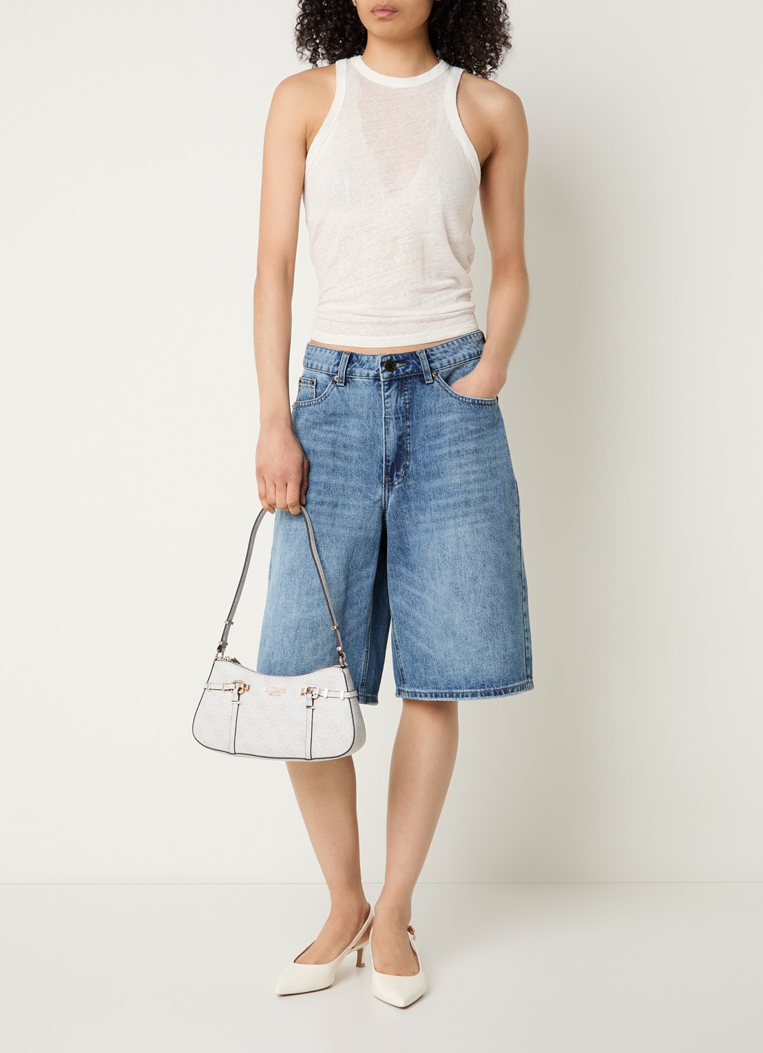 GUESS Leona schoudertas met logoprint - voorkant 6 gebroken wit