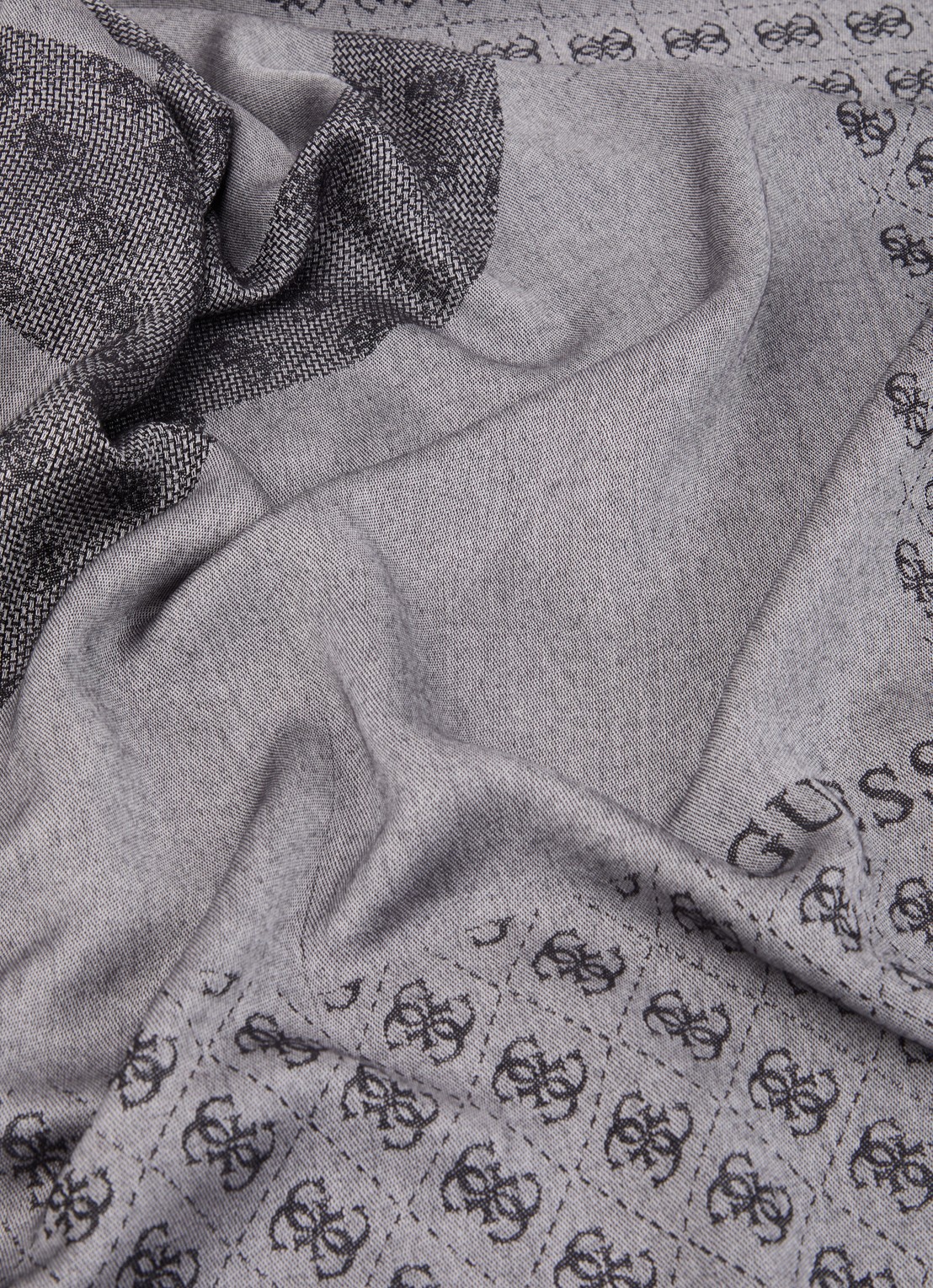 GUESS Lindsey sjaal met logoprint 120 x 120 cm - detail 3 grijs