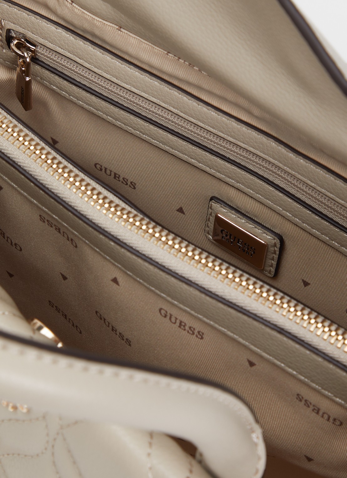GUESS Maxine handtas met quilt patroon en afneembare schouderriem - detail 2 donkerbeige