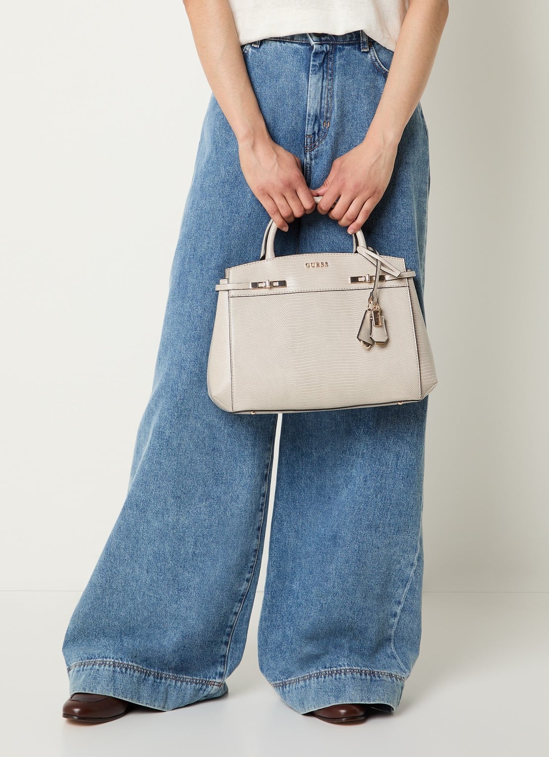 GUESS Melinda handtas met crocostructuur en afneembare schouderriem - voorkant 3 donkerbeige