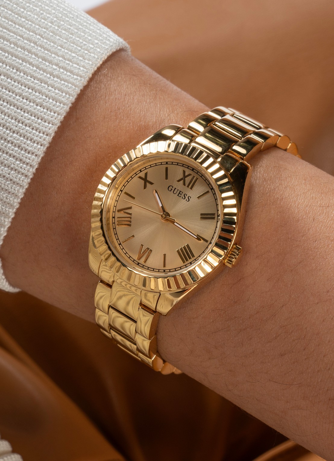 GUESS Mini Luna horloge GW0687L2 - detail goud