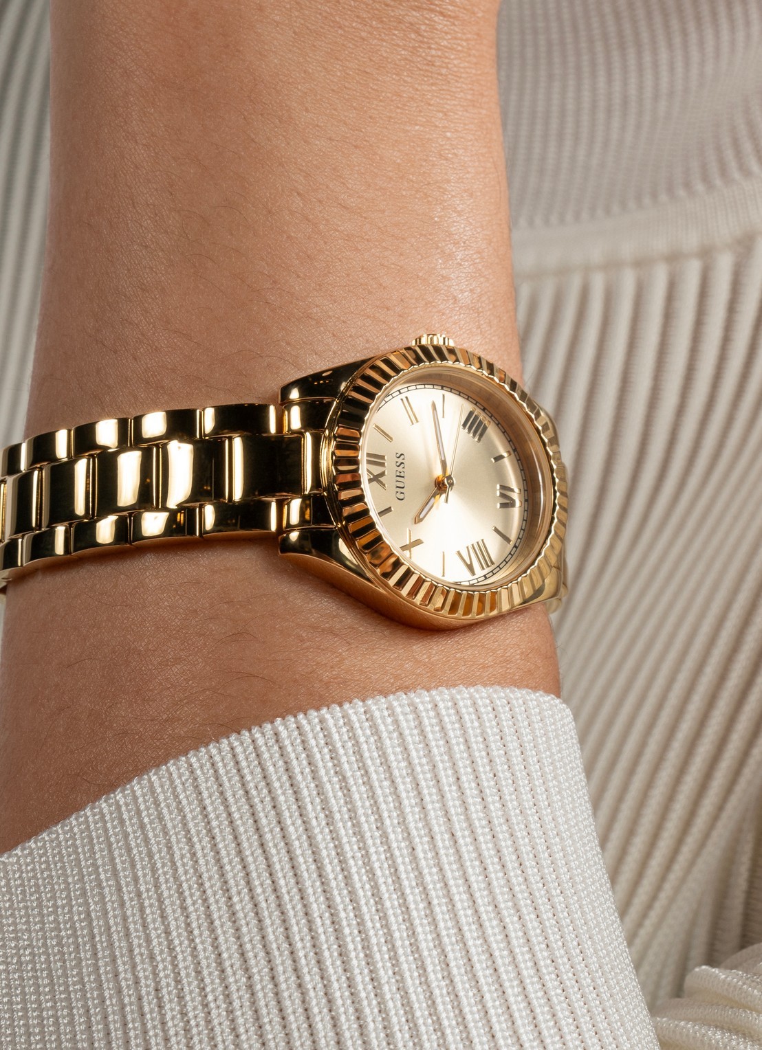 GUESS Mini Luna horloge GW0687L2 - voorkant 6 goud