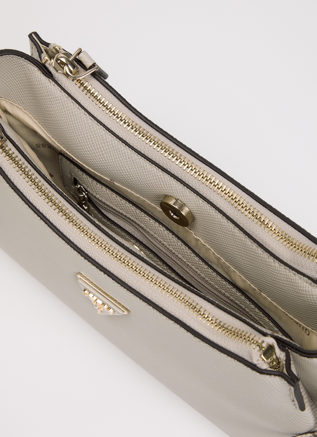GUESS Noelle II 3 Comp schoudertas met afneembare schouderriem - detail 2 taupe