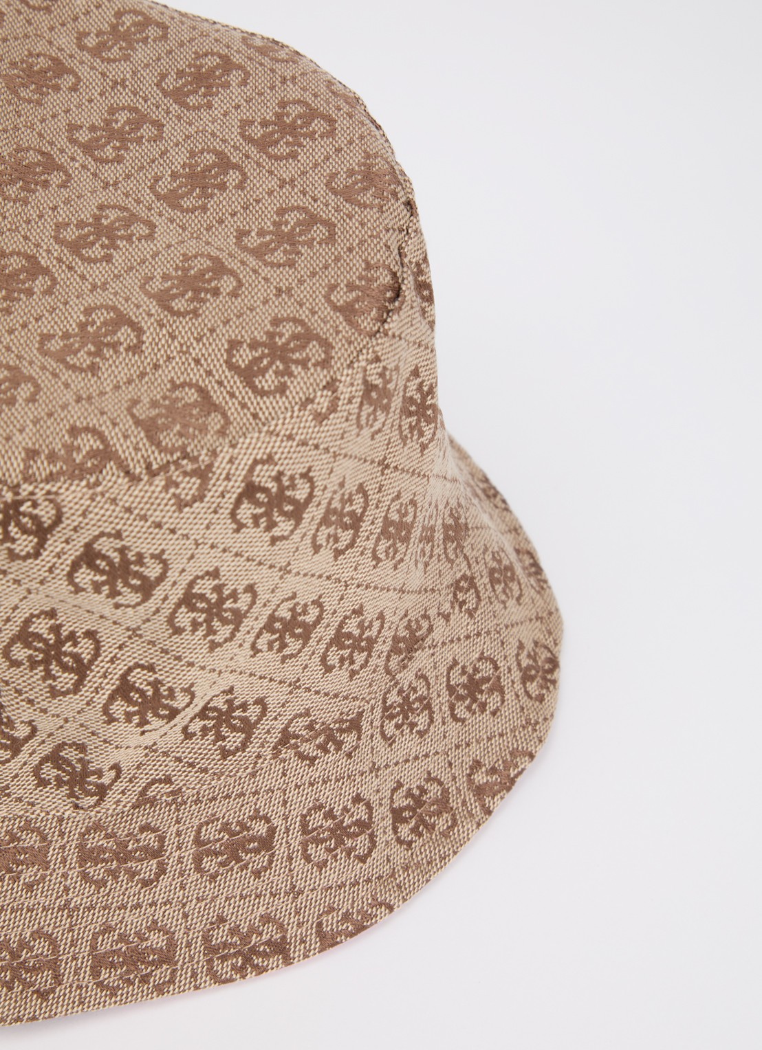 GUESS Noelle II reversible bucket hoed met logoprint - detail camel