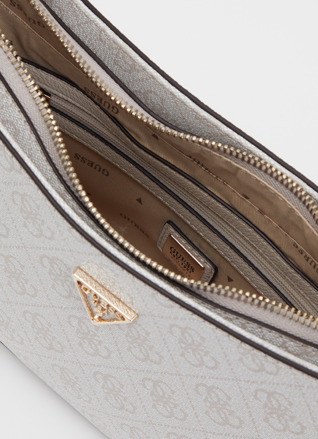 GUESS Noelle II schoudertas met logoprint en tasbedel - detail 2 creme