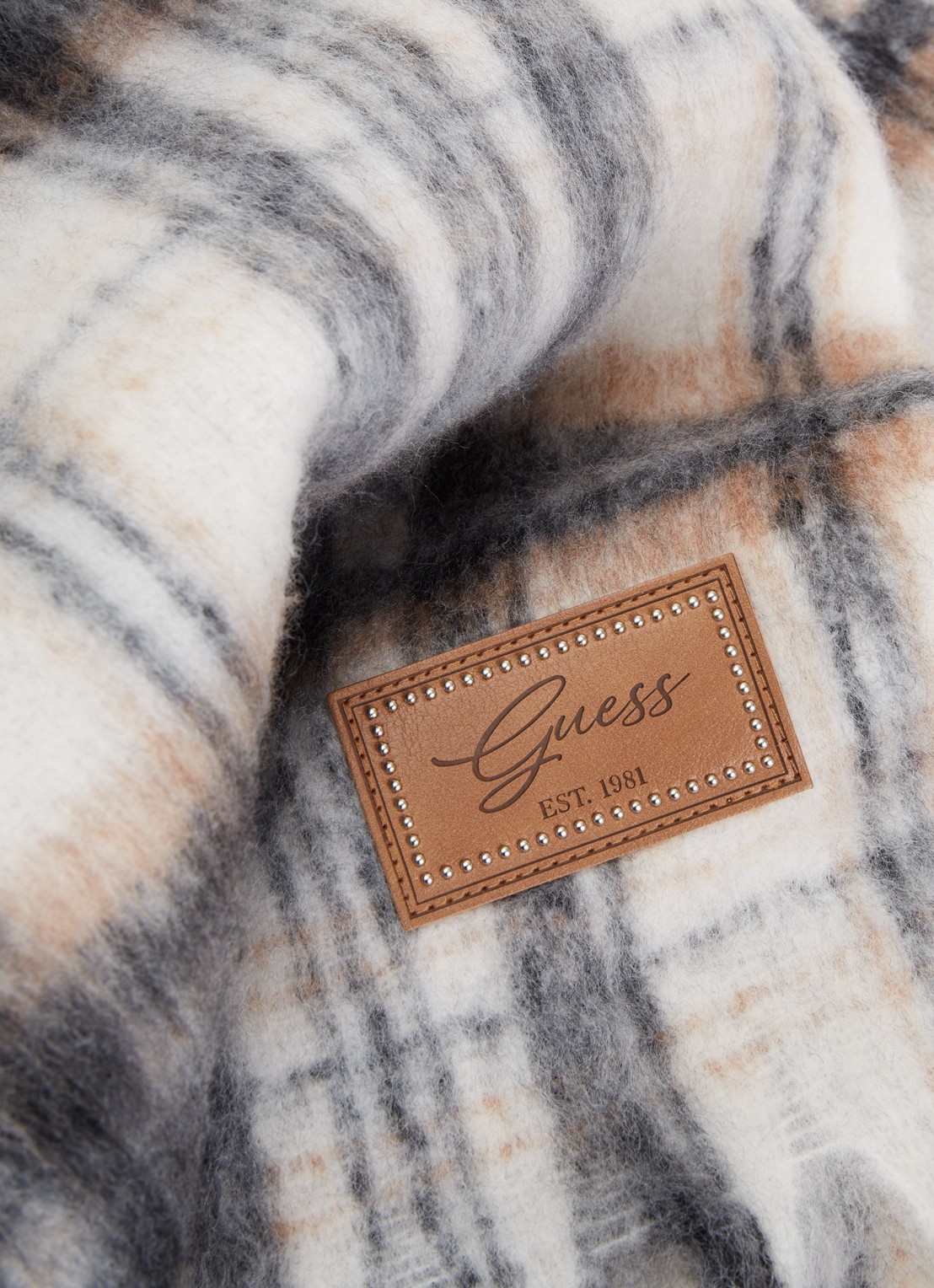 GUESS Sjaal in wolblend met ruitdessin en franjes 175 x 40 cm - detail 3 gebroken wit