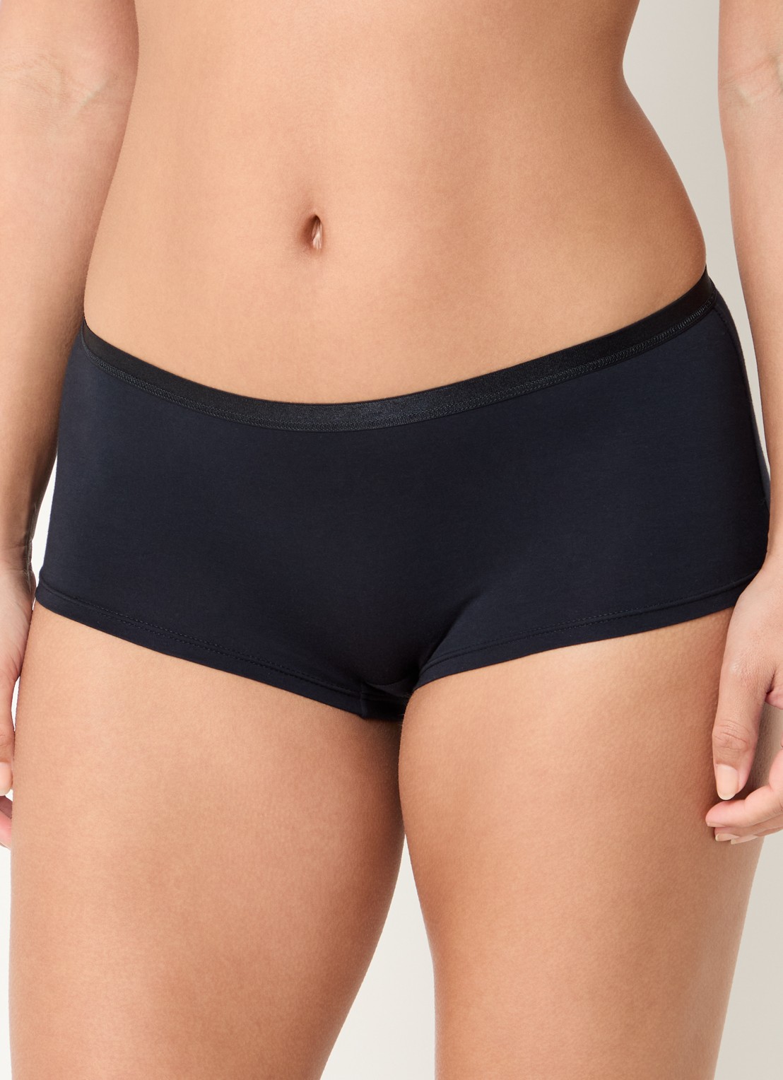 Hanro Cotton Sensation shorty - detail 2 zwart