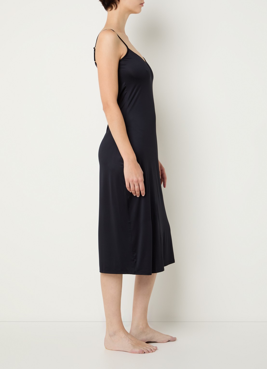 Hanro Deluxe slipdress van satijn met V-hals - voorkant 2 zwart
