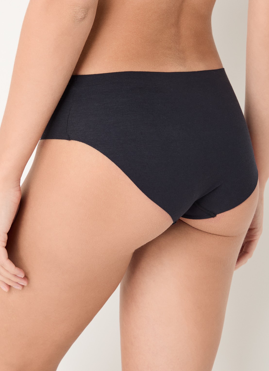 Hanro Invisible Cotton naadloze slip - achterkant 4 zwart