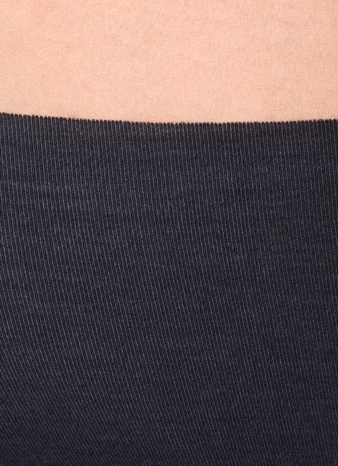 Hanro Invisible Cotton naadloze slip - detail 2 zwart