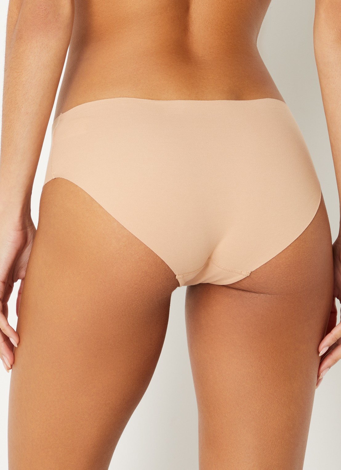 Hanro Invisible Cotton naadloze slip - achterkant beige