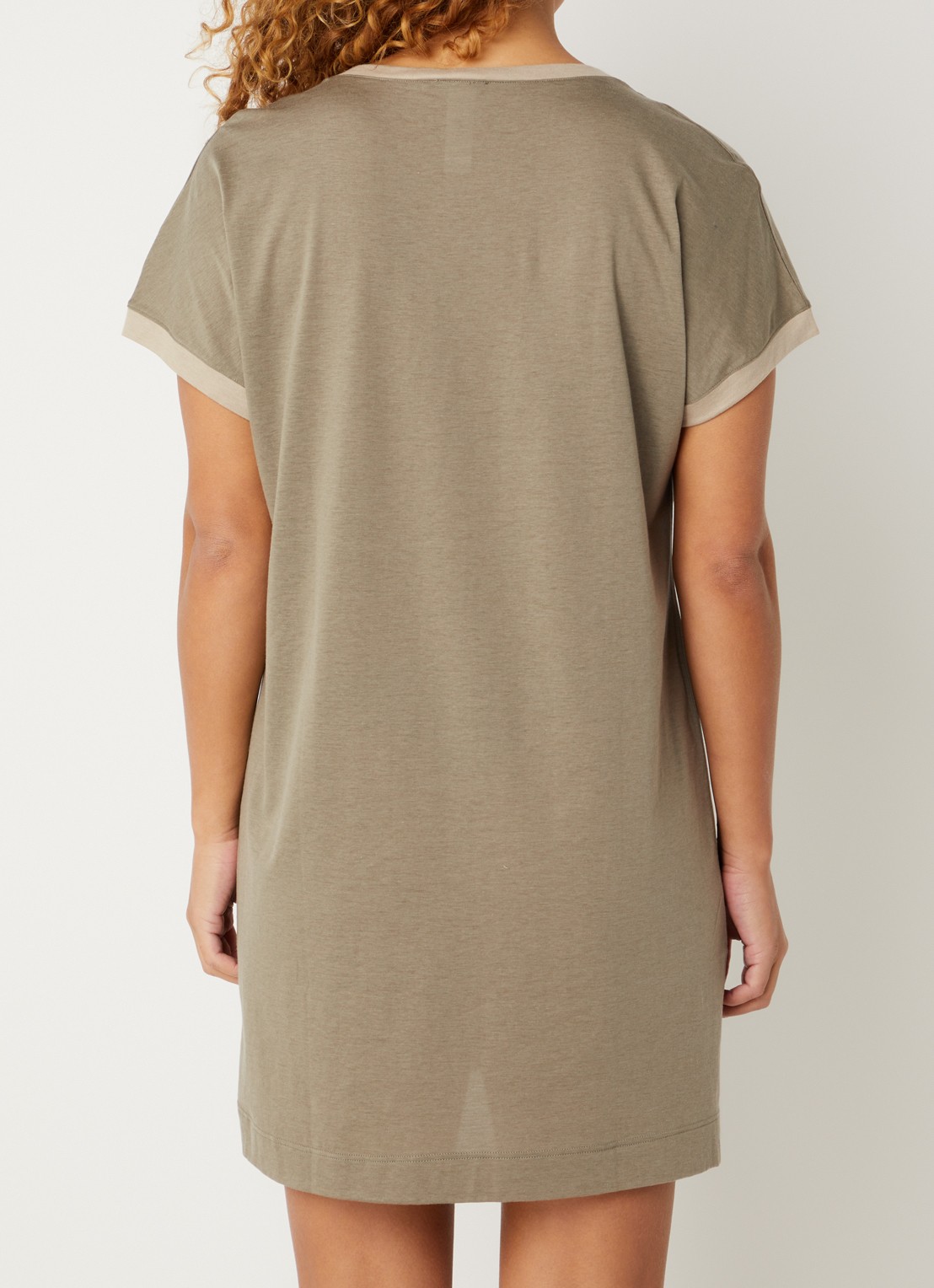 Hanro Laura nachthemd met V-hals - achterkant 3 khaki