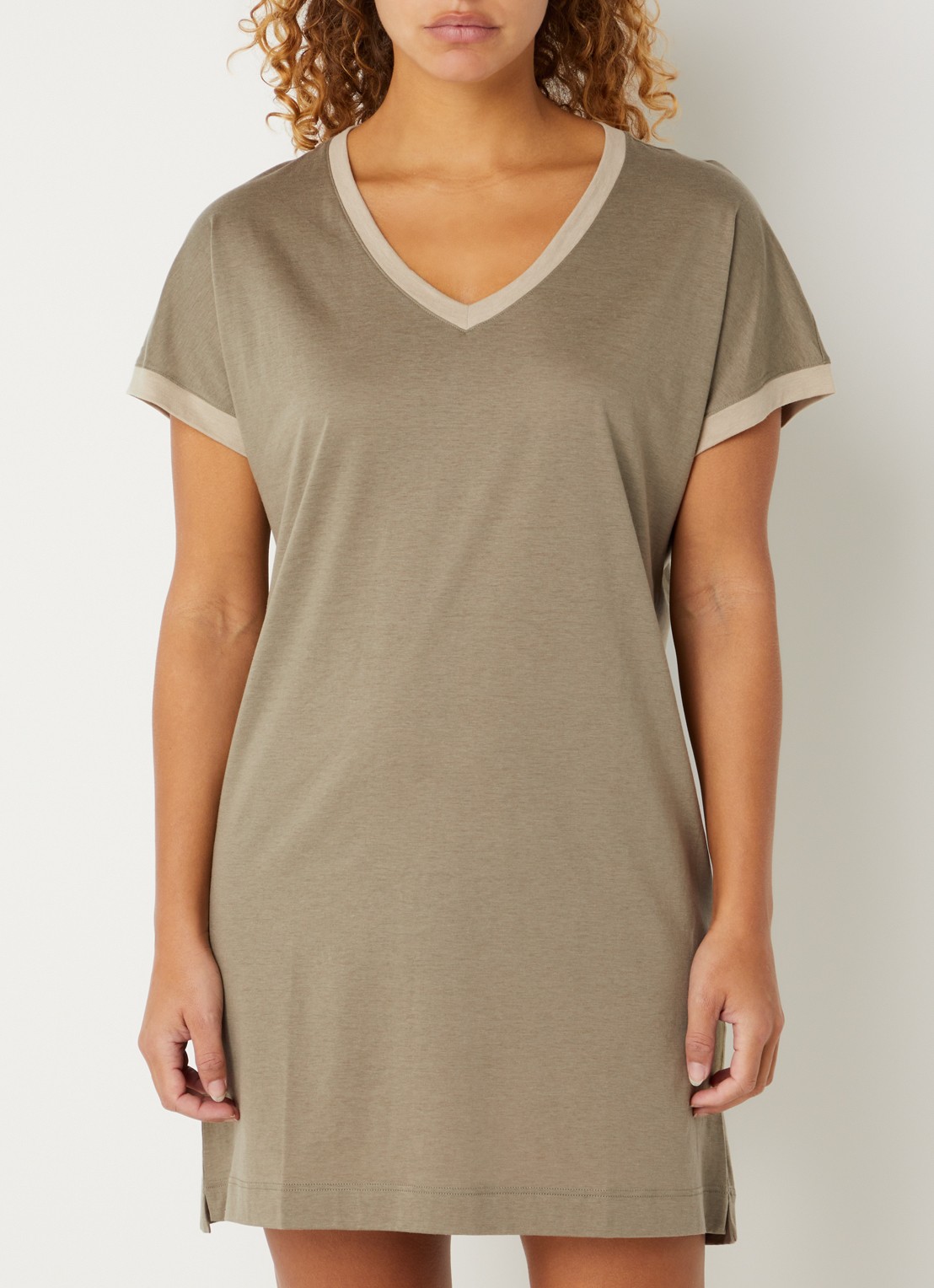 Hanro Laura nachthemd met V-hals - detail 4 khaki