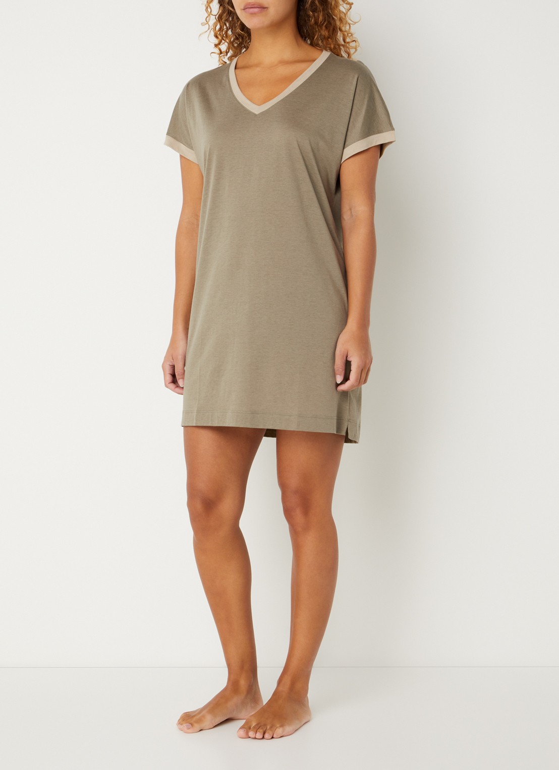Hanro Laura nachthemd met V-hals - voorkant 2 khaki