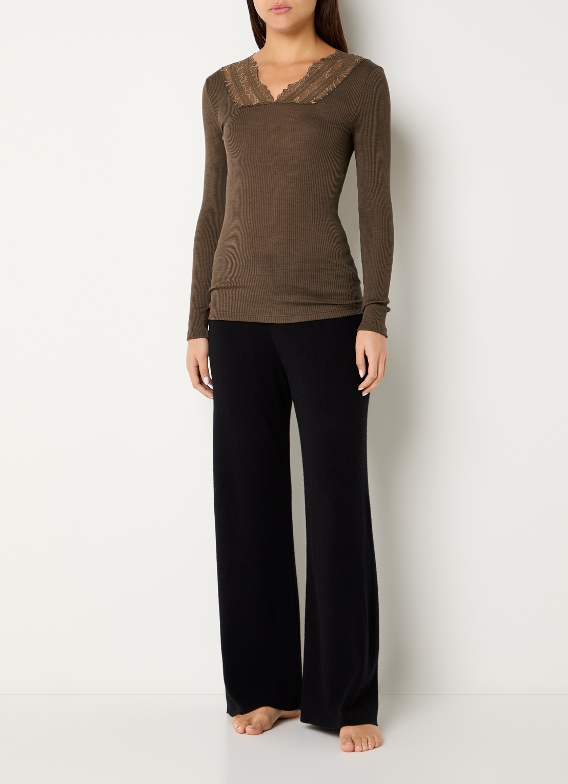Hanro Marcia longsleeve in wolblend met details van kant - voorkant 2 bruin