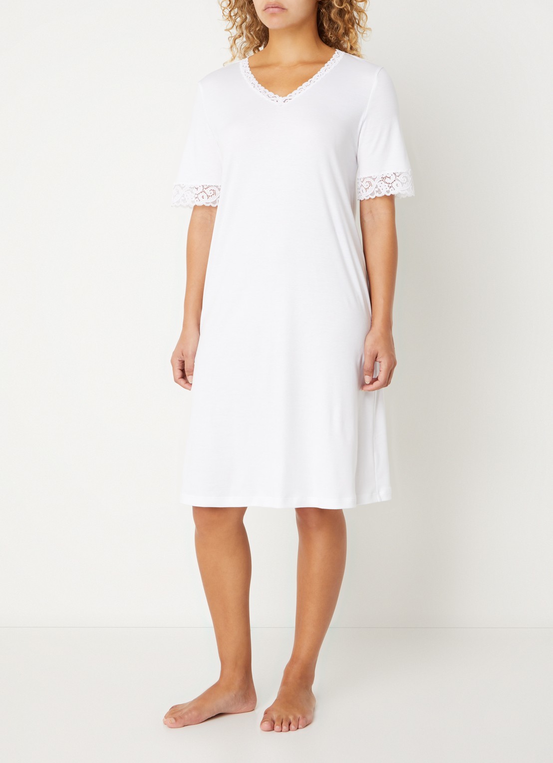 Hanro Moments nachthemd van jersey met details van kant - voorkant 3 wit