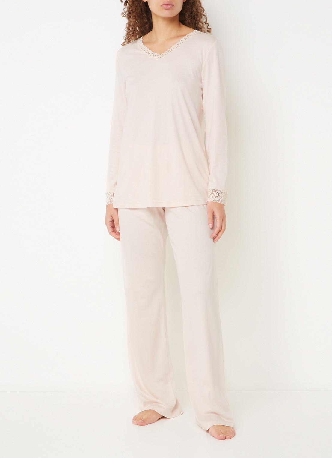 Hanro Moments pyjamaset met details van kant - voorkant 3 lichtroze