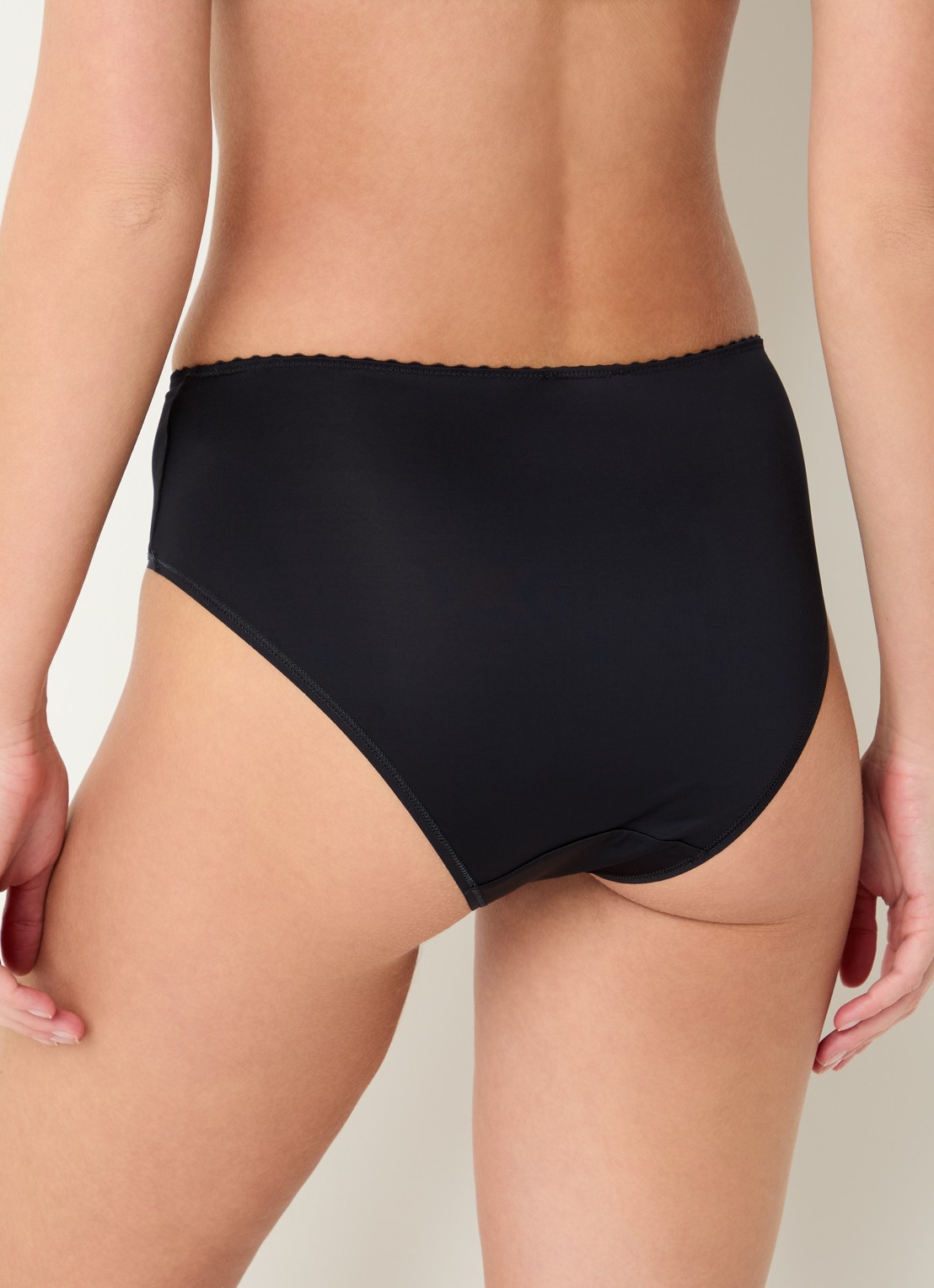 Hanro Satin Deluxe slip - achterkant zwart