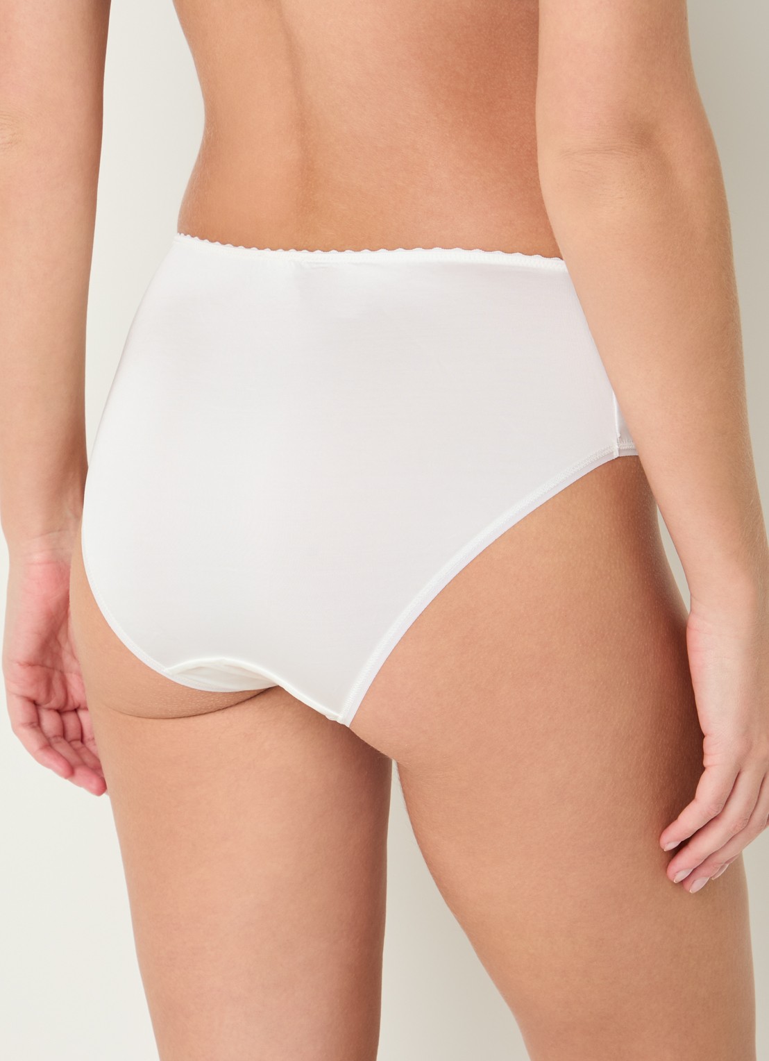 Hanro Satin Deluxe slip - achterkant 3 gebroken wit