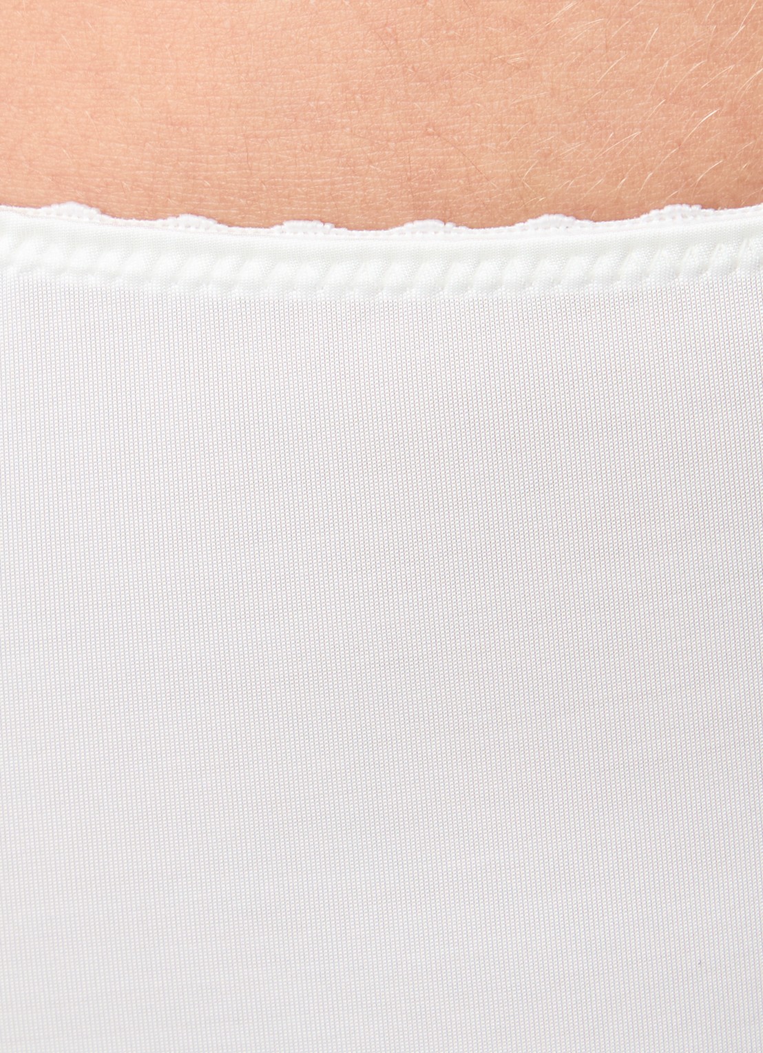 Hanro Satin Deluxe slip - detail 2 gebroken wit