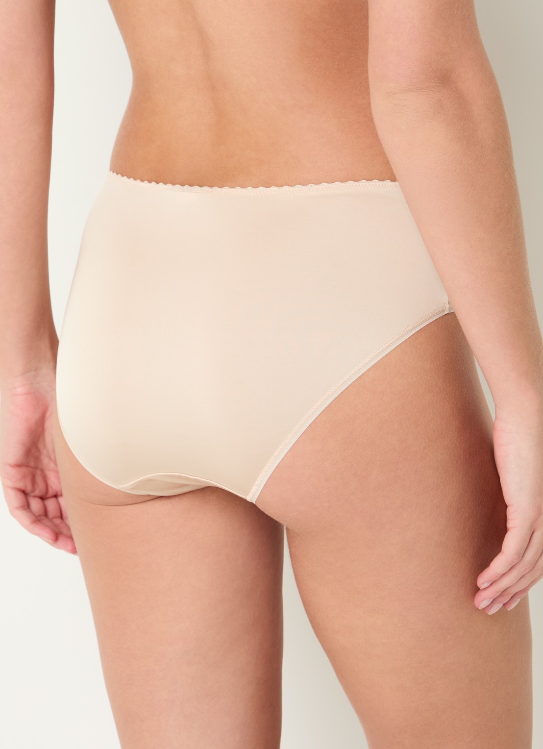 Hanro Satin Deluxe slip - achterkant 4 naturel