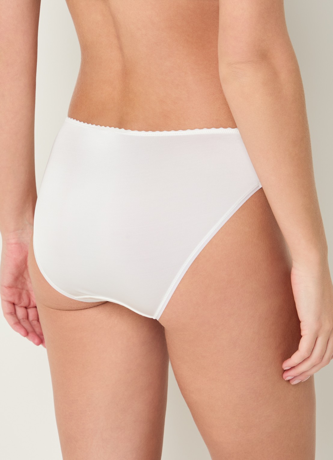 Hanro Satin Deluxe slip - achterkant 2 gebroken wit