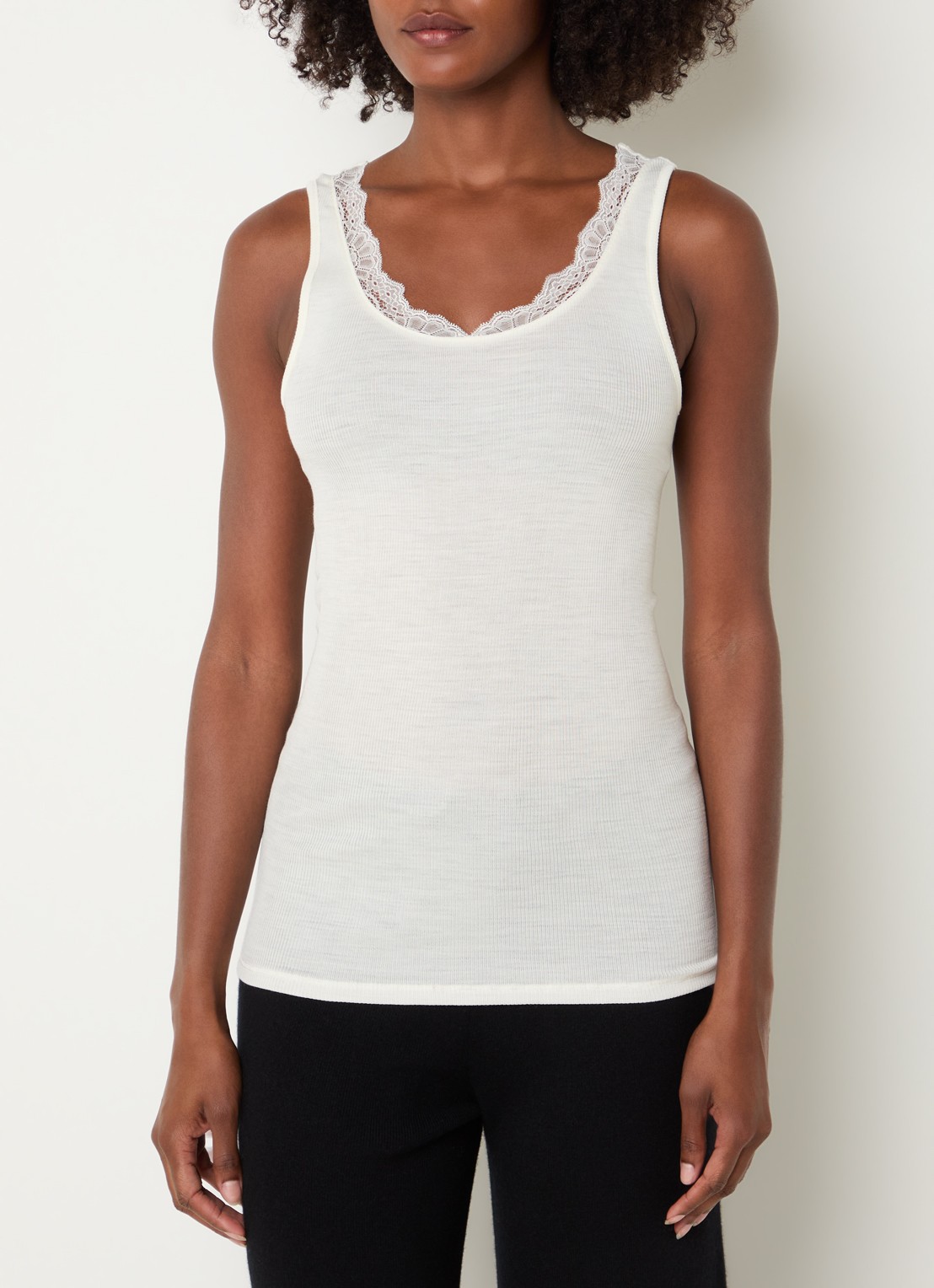Hanro Singlet in zijdeblend met details van kant - detail gebroken wit