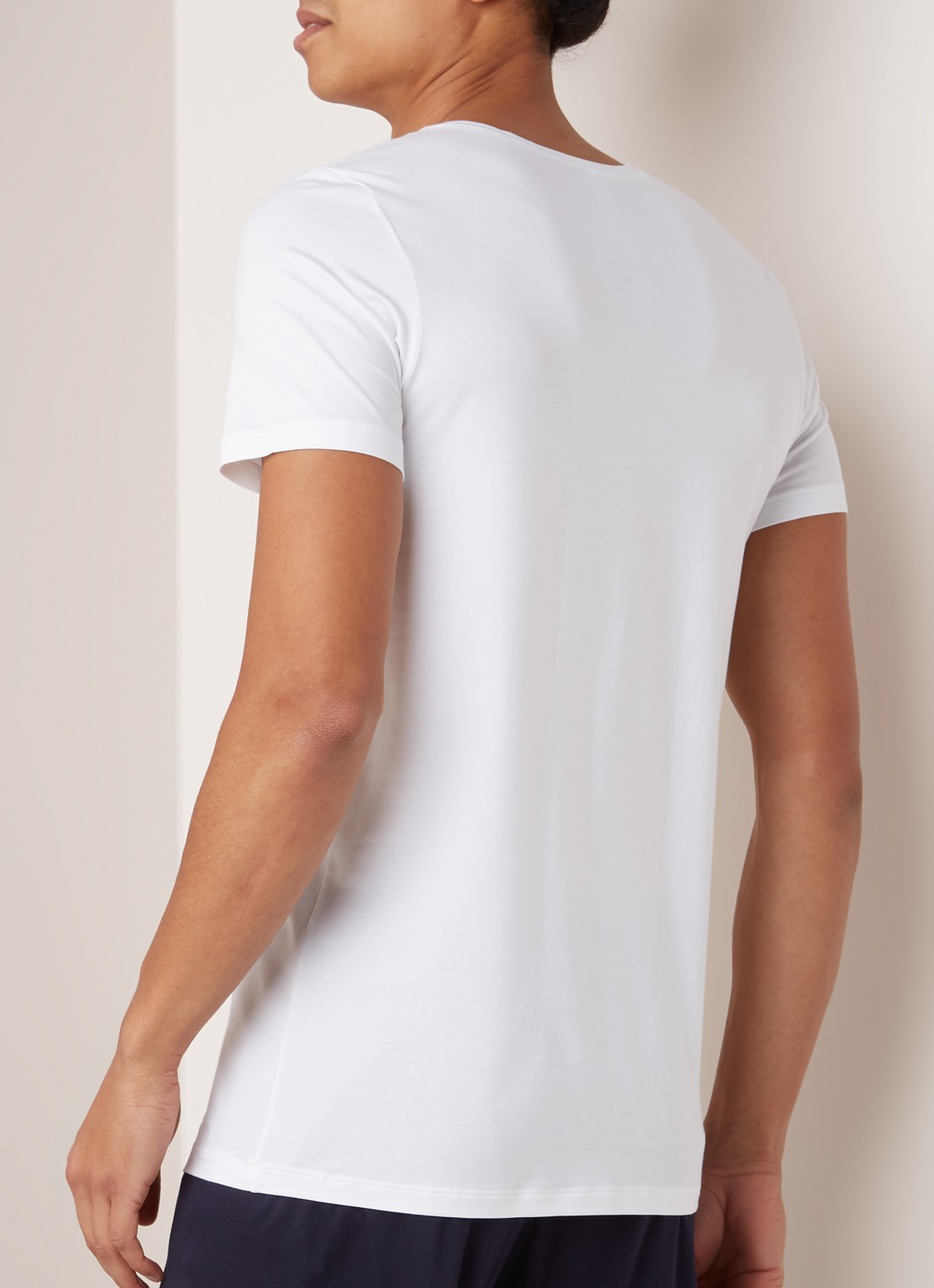 Hanro T-shirt met V-hals in uni - achterkant wit
