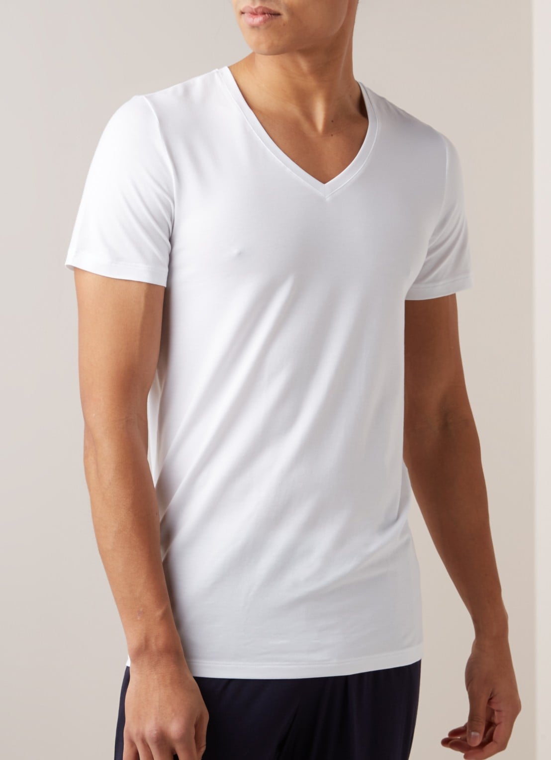 Hanro T-shirt met V-hals in uni - detail 4 wit