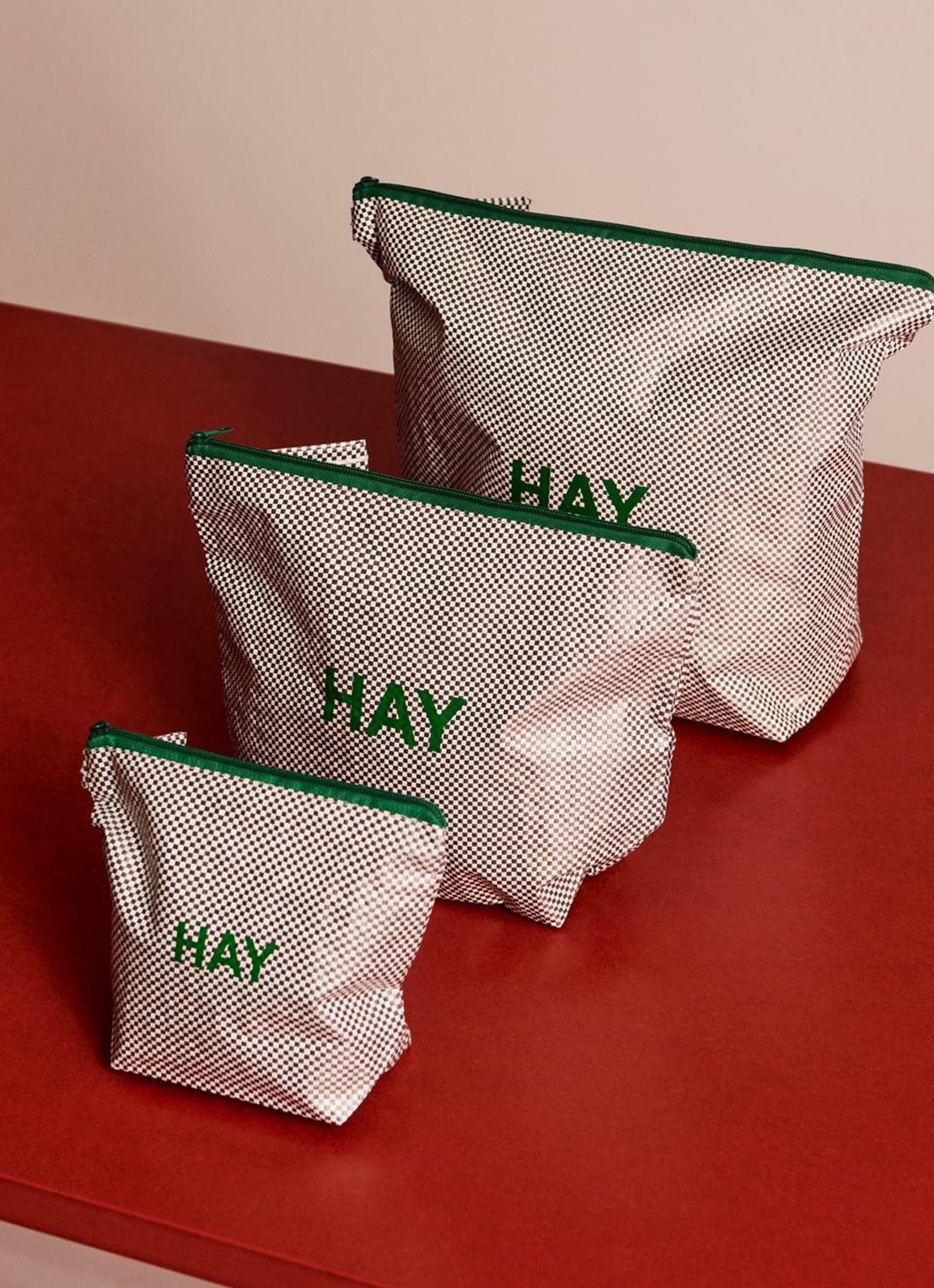 Hay Candy Mono toilettas met logo set van 3 - voorkant 2 lichtgrijs