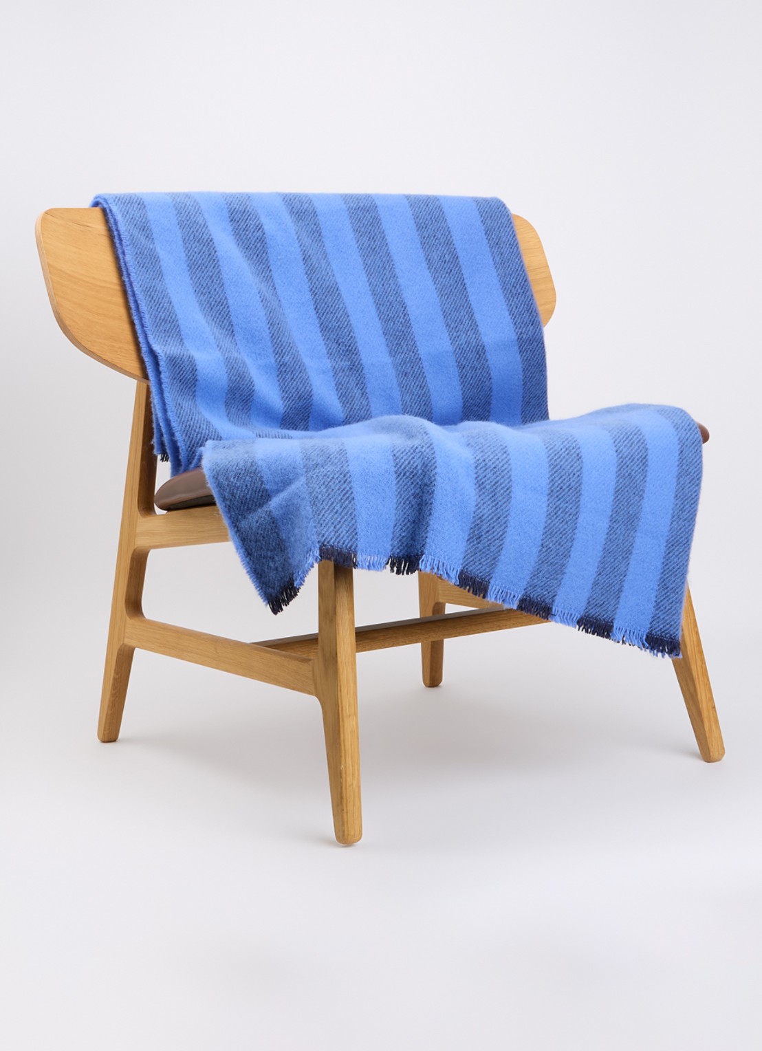 Hay Duo plaid van wol 180 x 130 cm - voorkant 2 blauw