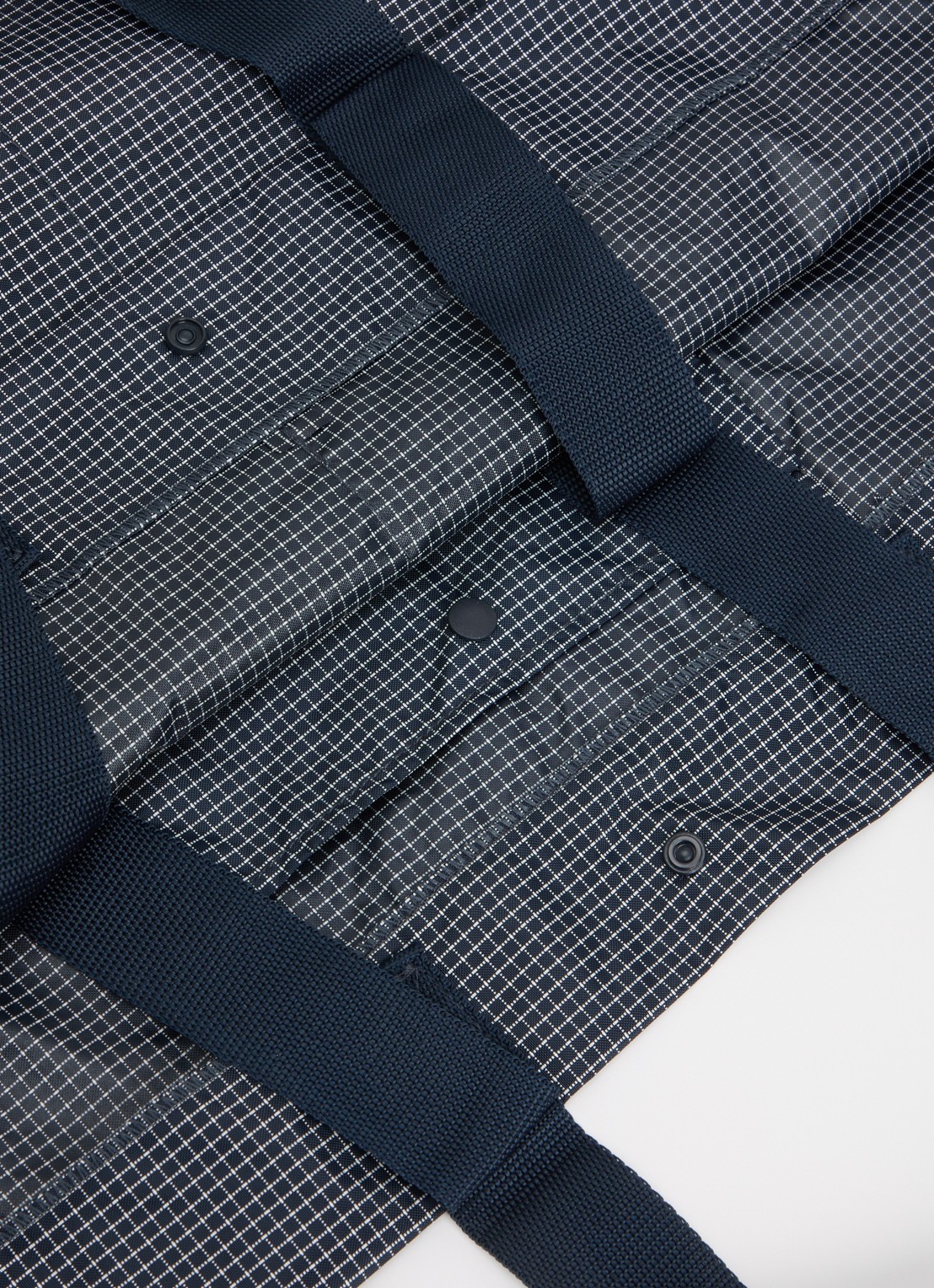 Hay Grid M shopper met ruitdessin en waterafstotende coating - detail donkerblauw