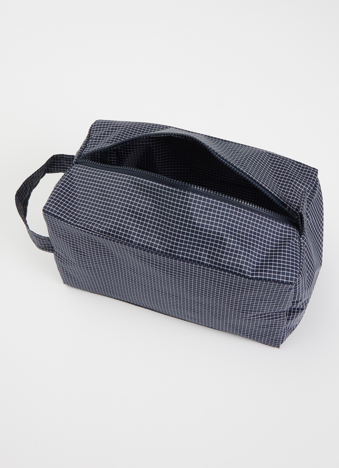 Hay Grid M toilettas met ruitdessin  - voorkant 2 donkerblauw