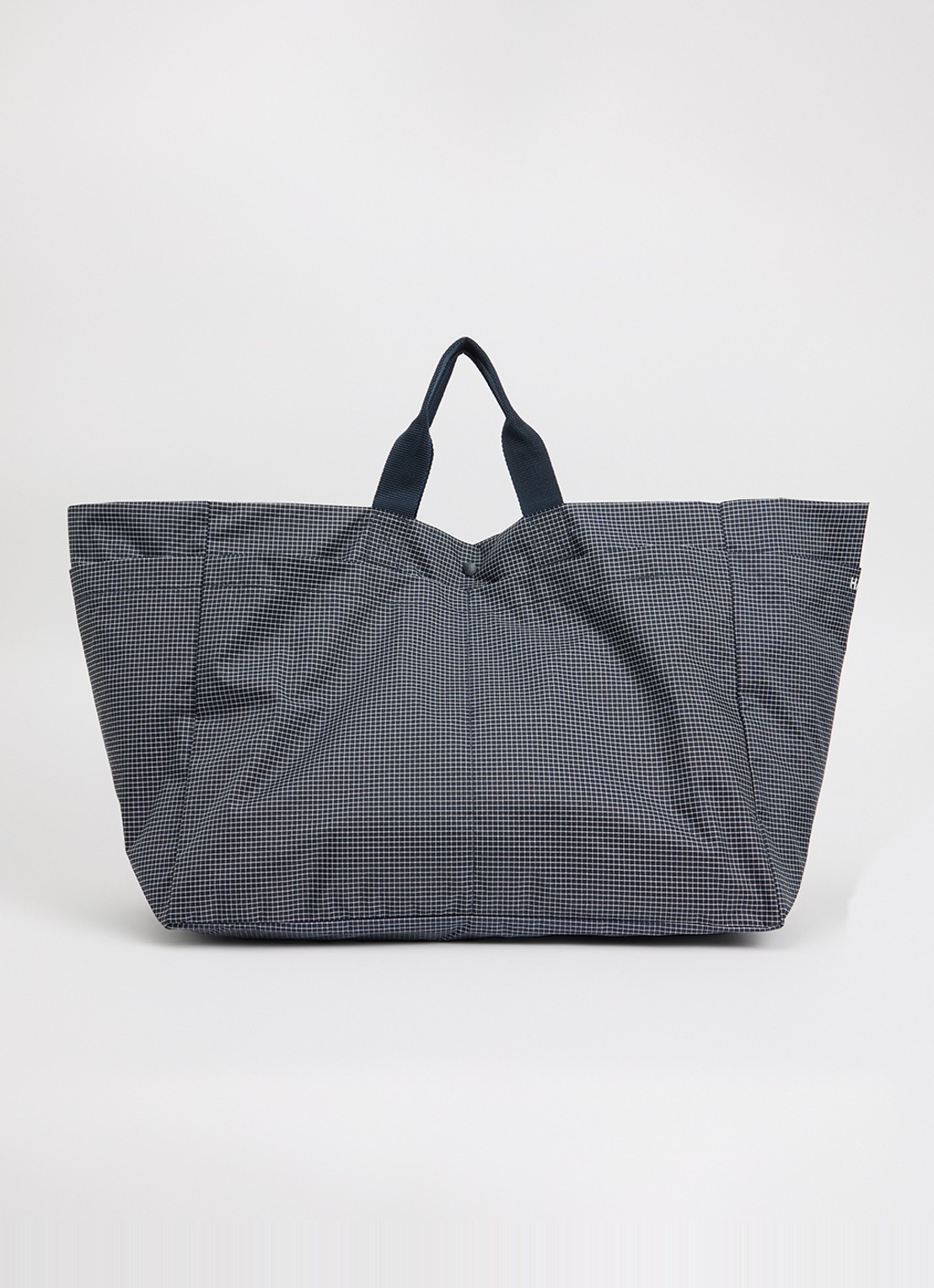 Hay Grid M weekendtas met ruitdessin - voorkant 4 donkerblauw