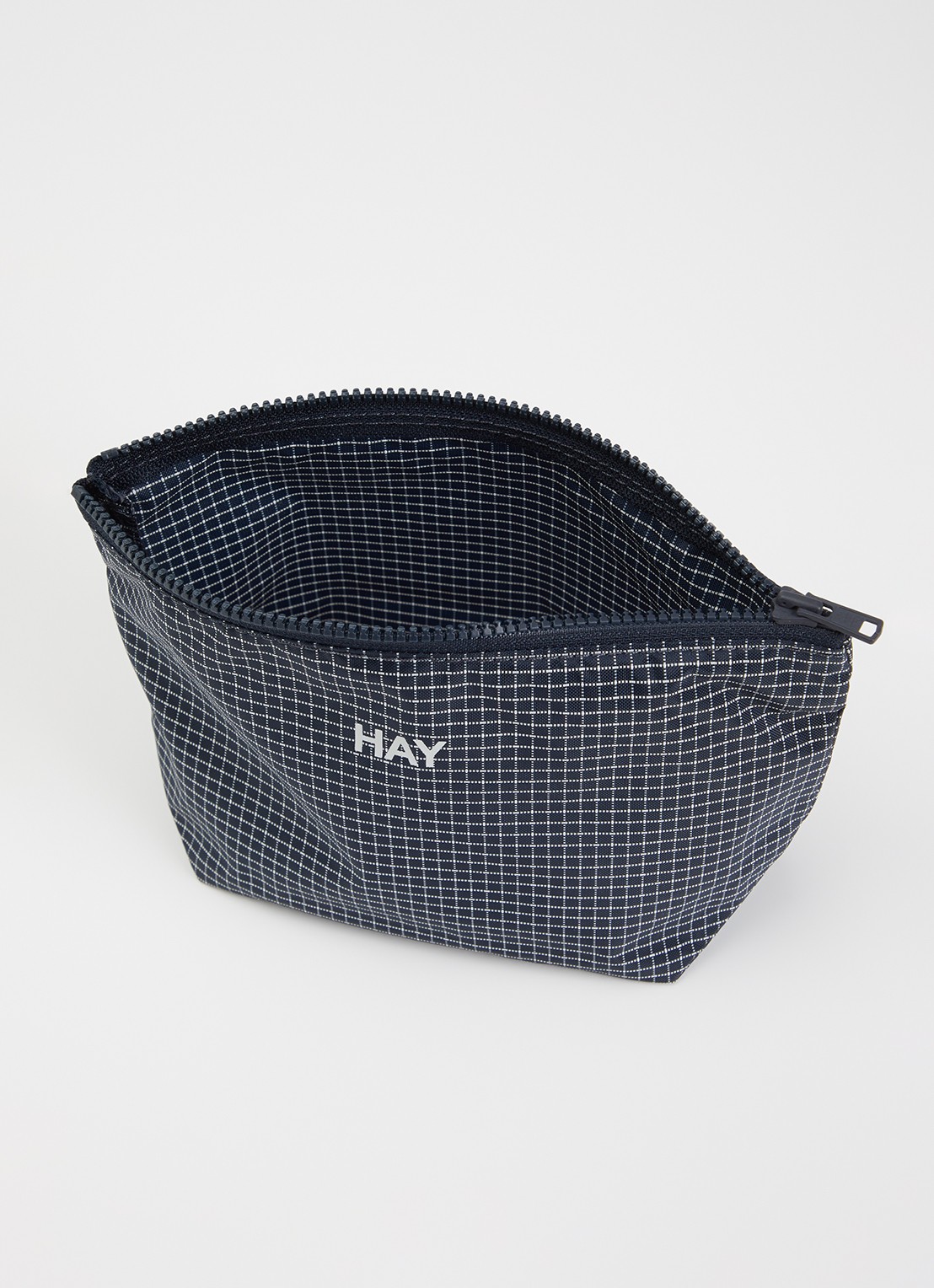 Hay Grid S toilettas met ruitdessin  - voorkant 2 donkerblauw