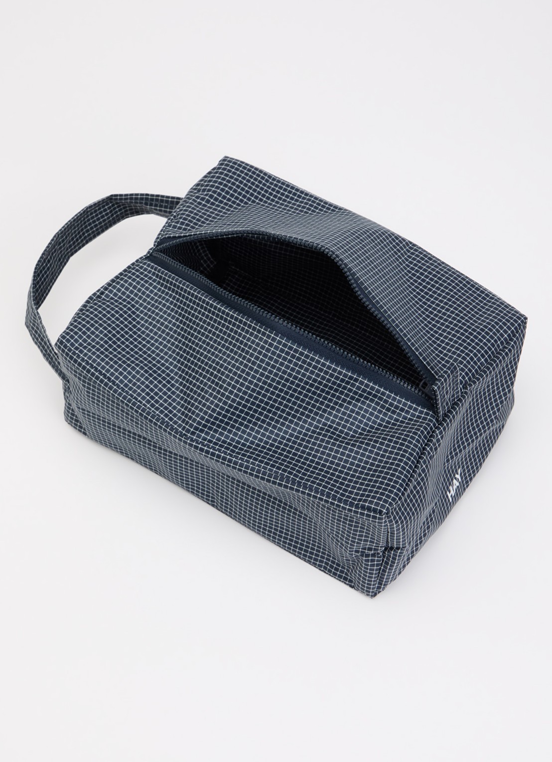 Hay Grid toilettas met ruitdessin - voorkant 2 donkerblauw