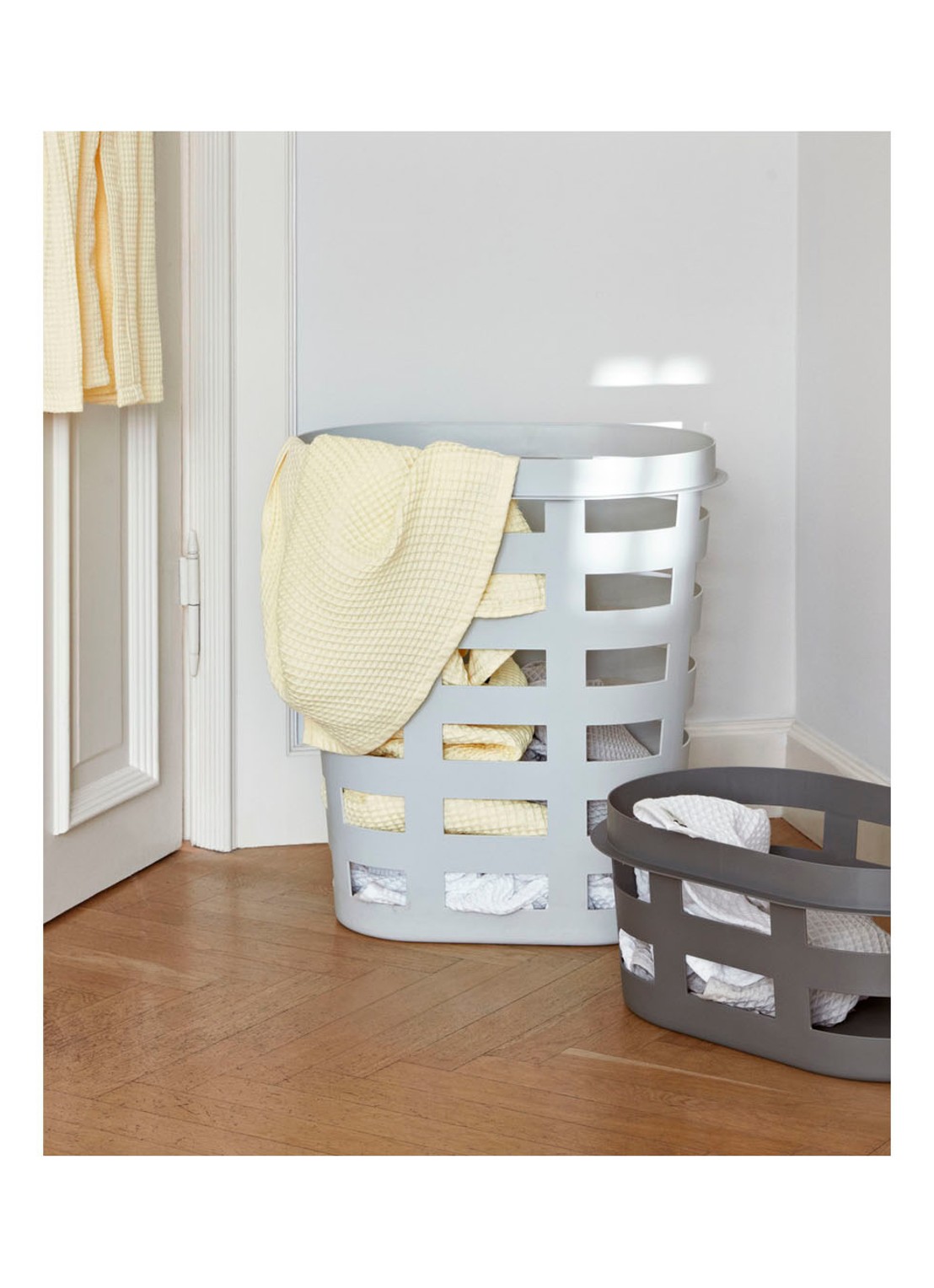 Hay Laundry Basket L wasmand 62,5 cm  - voorkant 3 lichtgrijs