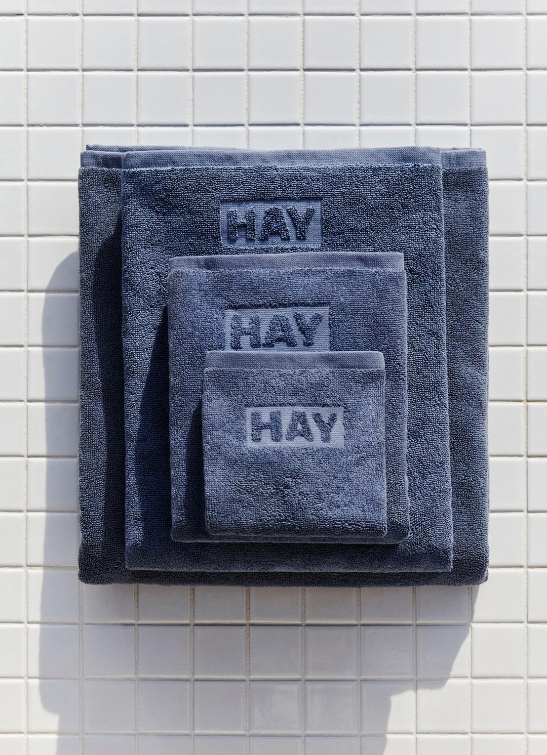 Hay Mono badlaken 70 x 140 cm - voorkant 2 donkerblauw
